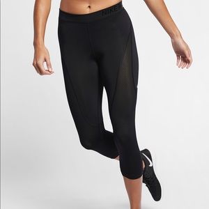 NIKE PRO HYPERCOOL CROPPED LEGGING